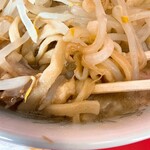 ラーメン二郎  - 野菜の下はデロ麺とかのレポート見ましたが、そんなことはなかったです。むしろナイスな噛み心地