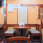 そば処 更科 - 一階、玄関入って左側のテーブル席。