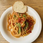 ブォーノ・ブォーノ - ミニホタテのトマトとバジルのソースパスタ
