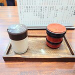 そば処 更科 - シンプルな卓上常備が、味自慢を物語っています。