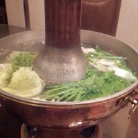 大和榛原牛 うし源 本店 - しゃぶしゃぶ鍋で煮える野菜