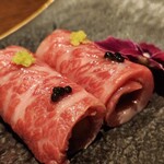 和牛焼肉やくにく 徹 - 口に入れた瞬間、とろけて広がる和牛の甘みと旨み！　新鮮さへの自信が伝わってくる一皿