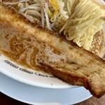 ちゅるるちゅーら 小倉南区長行本店 - カリカリに炙ったチャーシュー