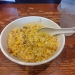 탄탄멘시 - 구운 돼지고기 볶음밥 세트의 반찬 볶음밥 소량(반찬 소량이라도 일반 볶음밥의 3배 정도 양입니다)