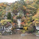 飯豊権現蕎麦 桐屋 - 吊り橋と紅葉