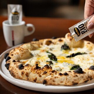 薪窯で焼き上げる銘柄牛やモチモチの自家製ピッツァも自慢です