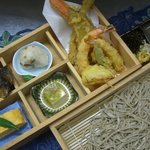 天地庵 - 箱膳（冷、温蕎麦・４品と天ぷら盛り合わせ）