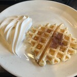しゃぶ葉 - ワッフルにココアとメープルシロップをかけてソフトクリームを添えました。