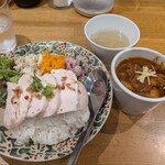 CHALO - ゲーンハンレー(タイ北部の豚肉と生姜のカレー)1,100円＋カオマンガイの上部分200円✨️11月上旬の週替わり♪チャロさん史上では割と辛めのカレー♪らっきょや落花生入りなのも面白い！！