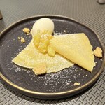 Mr.Porcino - パイナップルのクレスペッレ バニラジェラート添え