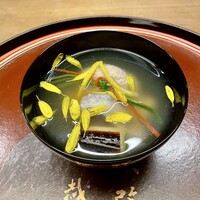 赤坂 菊乃井 - ④ 【蓋物】鶉真文 餅 菊花 焼葱 松葉柚子 
                                    結び手生菜人参