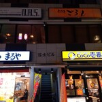 炭火焼き鳥 DABASHI - この真ん中の階段から上がる