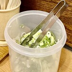 加賀 - 卓上のネギを散らす。加賀はかけそばでも充分に美味い。