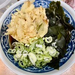 加賀 - 茹で立ての蕎麦と揚げたてのかき揚げ。つゆも完璧。