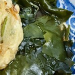 加賀 - 下味のついたワカメ。いつもトッピングする。