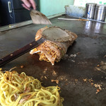 船田お好み焼店 - 半月に折り返します