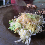 船田お好み焼店 - 肉、野菜、そばを炒めて