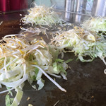 船田お好み焼店 - 野菜を炒めて