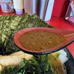 家系ラーメン 王道家直伝 との丸家 - スープはぷりんには塩が強すぎた。後ろでスープカラメを頼んでる人いた。血圧ダイジョブなのか？　　　　　　　　　ﾖｹｲﾅｵｾﾜʅ（◞‿◟）ʃ でも不思議と夕方喉が渇くこともなく。