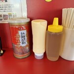 家系ラーメン 王道家直伝 との丸家 - テーブルの仲間たち。胡椒、マヨ、お酢。