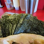 家系ラーメン 王道家直伝 との丸家 - のりのサイズは1枚を4分割✖️2=8。無料サービスでした。（みんなにではない）