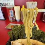 家系ラーメン 王道家直伝 との丸家 - めーん。太め固めなヤーツ。
