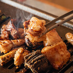 ホルモンカモメ - 料理写真:ホルモン（焼いているシーン）