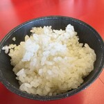 家系ラーメン 王道家直伝 との丸家 - スープの塩味から逃げるのに半ライス100円。券買わなくても、座ったまま口頭注文可能です。このラーメンにこの選択は正義。けど、ぐるじい。満杯。