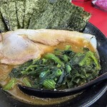 家系ラーメン 王道家直伝 との丸家 - チャーシューは2枚。のり8枚。青菜はたっぷりで美味しい茹で加減。ネギも載ってる（隠れてる）