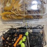 食事処 やまびこ - サービスでいただいた焼きそばとひじき煮