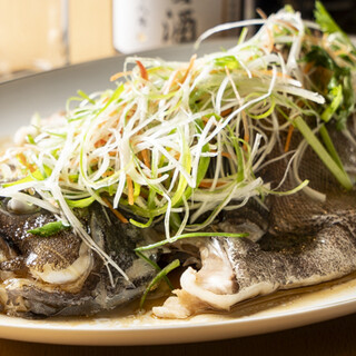 その日仕入れた鮮魚を使用した「鮮魚の香味蒸し」は本場広東の味