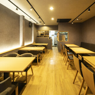 落ち着いたスタイリッシュな空間は接待やデートに最適。貸切も◎