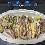 鶏のたたき 熊本屋 - これで半分の量…眼鏡と比較してみてね！