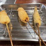 串かつ 七福神 - 右からいわし、ミンチカツ、牡蠣