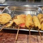 串かつ 七福神 - 右から、串カツ(牛)、ヘレトンカツ、玉ねぎ、紅生姜、しいたけ、れんこん