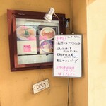 ビストロ コゥジィ - 店先のテイクアウトメニュー。