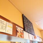 ビストロ コゥジィ - カウンター上の黒板メニュー。