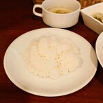 ビストロ コゥジィ - お皿にくっつかない、見事な"炊き"と"蒸らし"のライス。