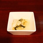 ビストロ コゥジィ - オーダー後すぐに提供してくれる"小鉢"。ビールを頼みたくなってしまう・・・。(笑)