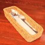 ビストロ コゥジィ - "紙おしぼり"も"カトラリーバスケット"に入っています。