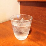 ビストロ コゥジィ - 着席後すぐに提供してくれるお水には、氷もしっかりと入っています。