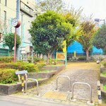 ビストロ コゥジィ - 近くの公園は、"春の小川"の源泉のひとつです。