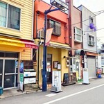 ビストロ コゥジィ - 左隣は"八百屋"、右にはお惣菜や弁当も販売している老舗"肉屋"。