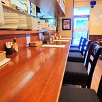 ビストロ コゥジィ - 厨房前のカウンター奥から玄関方向。