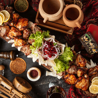 香ばしく焼き上げたタンドール料理やスパイス肉料理を堪能