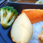 エイト カリィ - 付け合せ、じゃがいも·にんじん·ブロッコリーの素揚げ