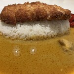 ベリーベリー カフェ - 薄いルーの上に浮かぶドームご飯さまだ