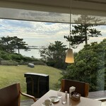 オランジュ・ブルー - 海が一望できる素晴らしい眺め。向こうには「小磯の鼻」の先端が見えます。