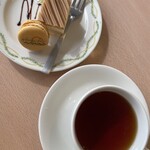 オランジュ・ブルー - デザートはモンブランケーキ、マカロン、シャインマスカットなど。