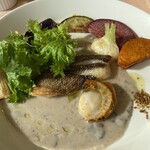 オランジュ・ブルー - スズキのポワレ。付け合わせのお野菜もゴロゴロしてて食べ応えあり。